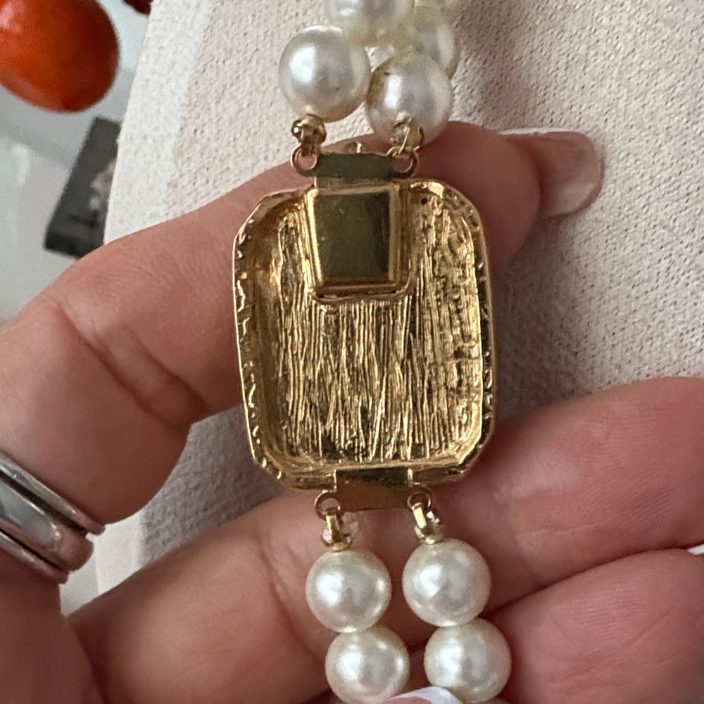 Elegant Pearl Necklace with Black and Gold Accent - Picture 4 of 8
